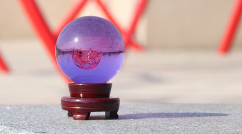 紫色水晶球的风水作用（紫色水晶球如何清理和充能）